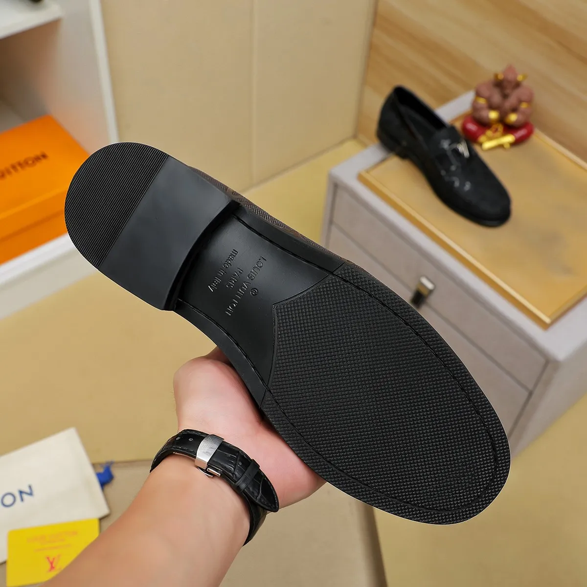 Men's shoes 💰 460 💰 Louis Vuitton LV ® 🆕 model 🔛Full shoe counter, first layer cowhide, 🐂leather lined casual shoes for men, super soft outsole, essential for driving. Counter synchronization, original first layer cowhide, completely 1:1 mold customization🌹top version, color optional! Number: 39-44 (customized at 38.45)